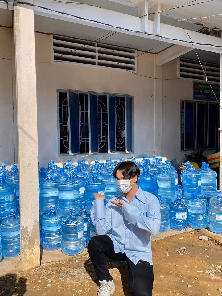 Nguyễn Trần Trung Quân - Denis Đặng xuống Bến Tre trao tặng nước ngọt cho bà con gặp hạn ảnh 4