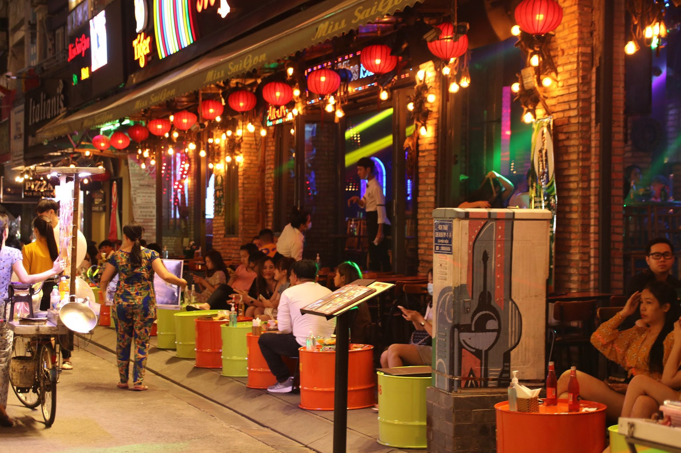 Phố Bùi Viện lại tấp nập người sau COVID-19 lần hai ảnh 3