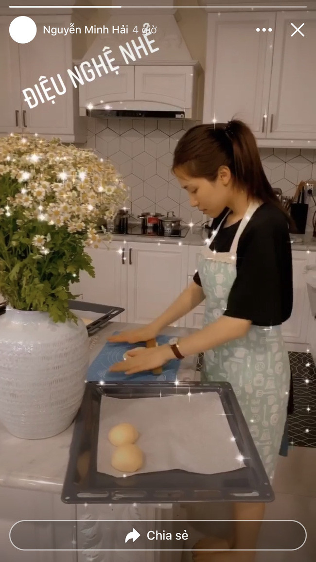 Hòa Minzy tự tay vào bếp làm bánh Trung Thu và phản ứng “lầy lội” của bạn trai ảnh 2