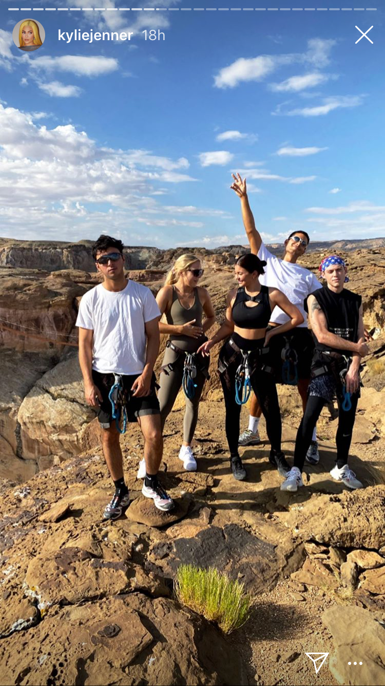 Bất chấp lệnh cách ly, Kylie và Kendall Jenner vẫn đi du lịch ở Utah với bạn bè ảnh 2