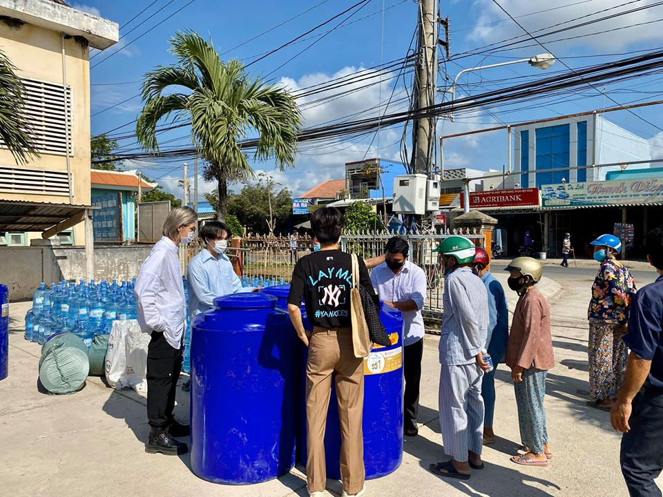 Nguyễn Trần Trung Quân - Denis Đặng xuống Bến Tre trao tặng nước ngọt cho bà con gặp hạn ảnh 1