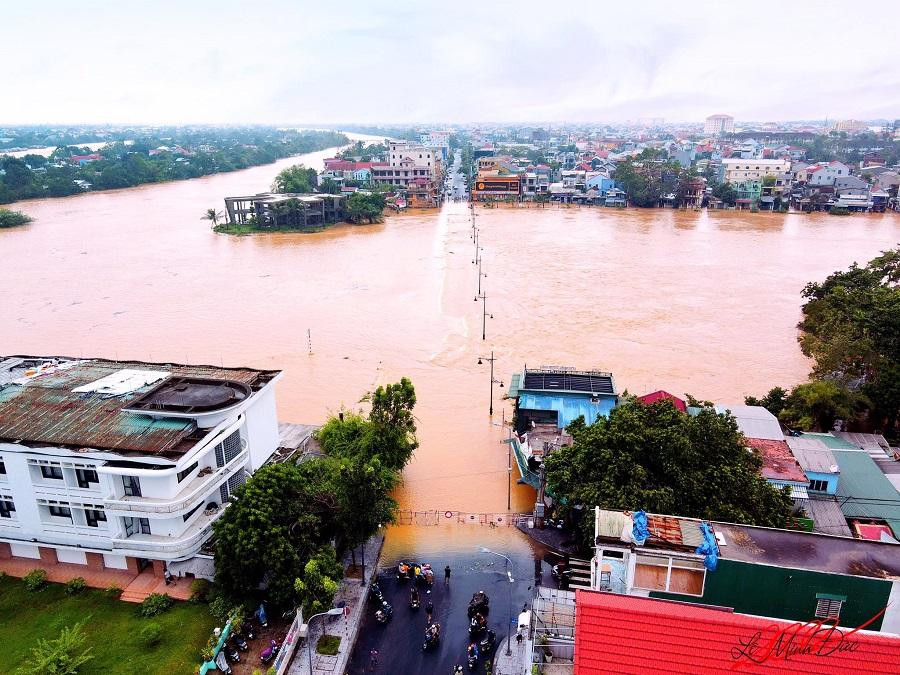 Thành phố Huế ngập sâu trong biển nước, dự đoán lũ còn tiếp tục kéo dài nhiều ngày tới ảnh 4