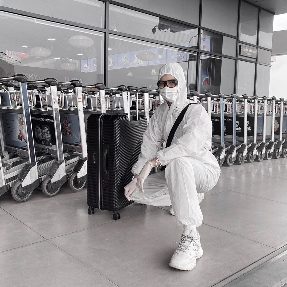 Gia đình Hoa dâm bụt và cặp đôi “Tự tâm” gây chú ý với thời trang “kín bưng” chống dịch ảnh 3