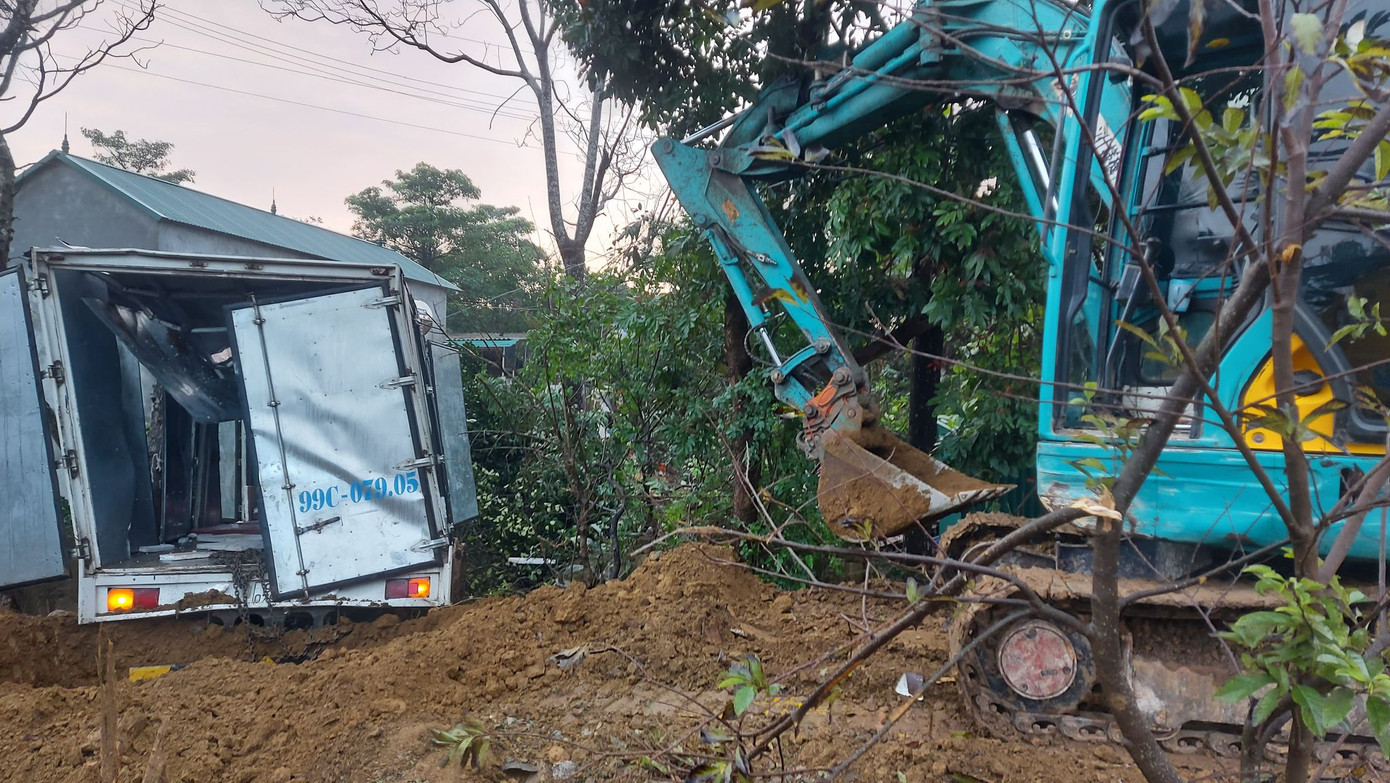 Xe tải tông cột điện bay 200 mét, tài xế thoát chết trong gang tấc ảnh 5