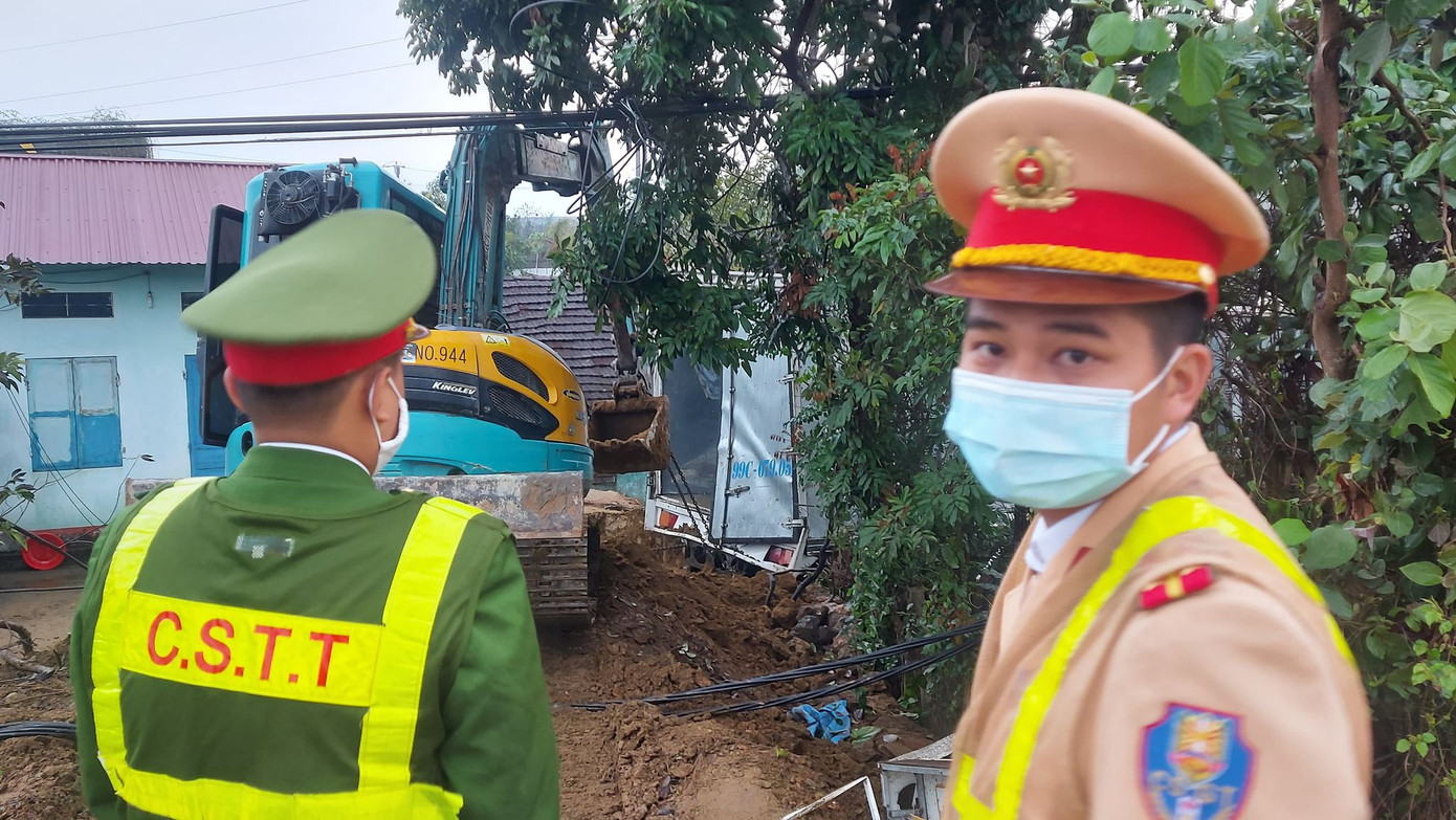 Xe tải tông cột điện bay 200 mét, tài xế thoát chết trong gang tấc ảnh 3