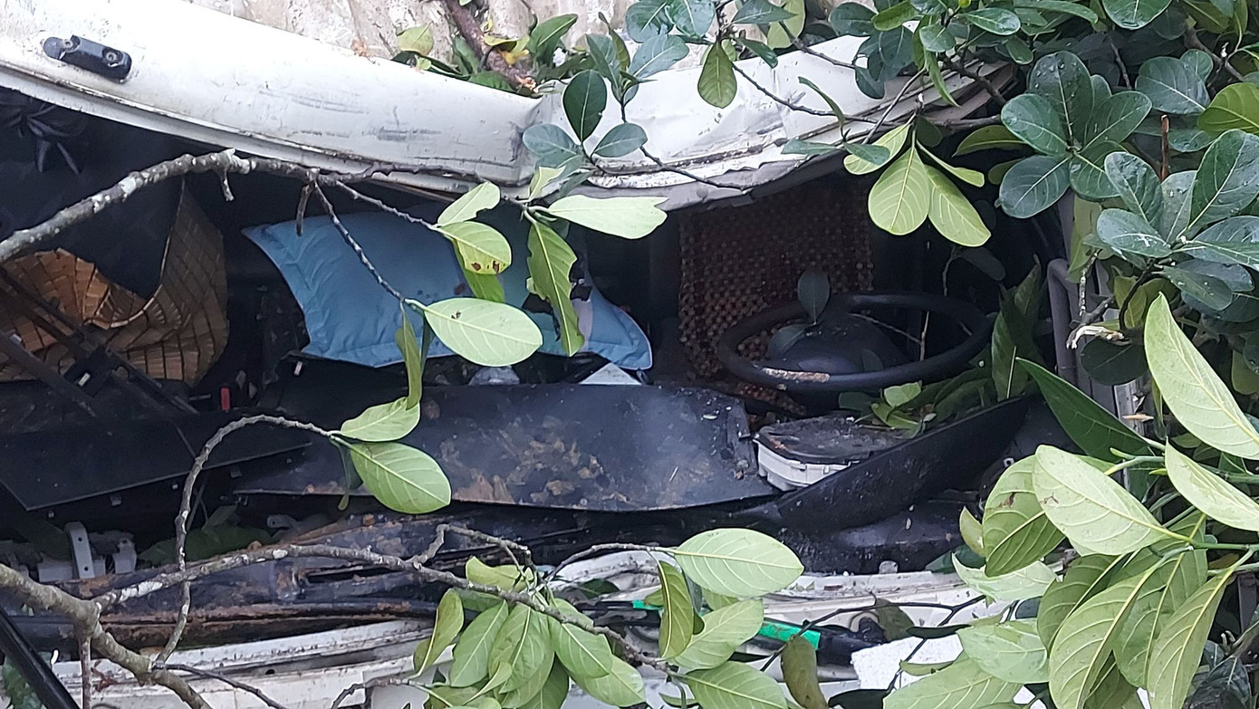 Xe tải tông cột điện bay 200 mét, tài xế thoát chết trong gang tấc ảnh 2