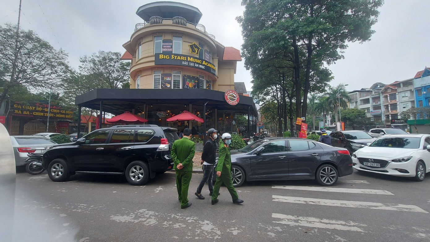 Quán ăn đường phố, trà đá, cà phê vỉa hè Hà Nội đồng loạt 'đắp chiếu' ảnh 1