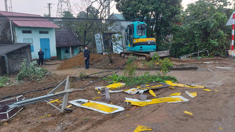 Xe tải tông cột điện bay 200 mét, tài xế thoát chết trong gang tấc ảnh 6