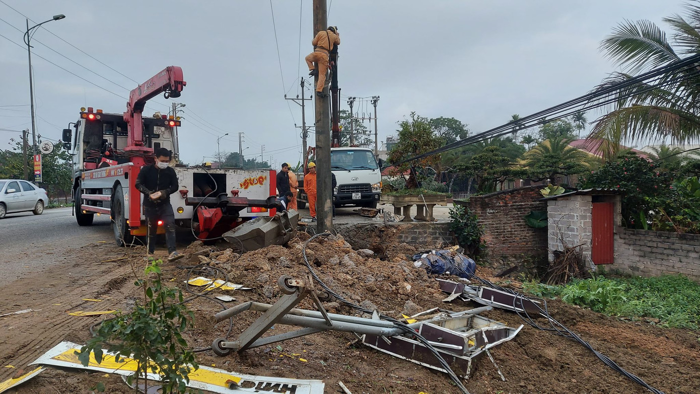 Xe tải tông cột điện bay 200 mét, tài xế thoát chết trong gang tấc ảnh 1