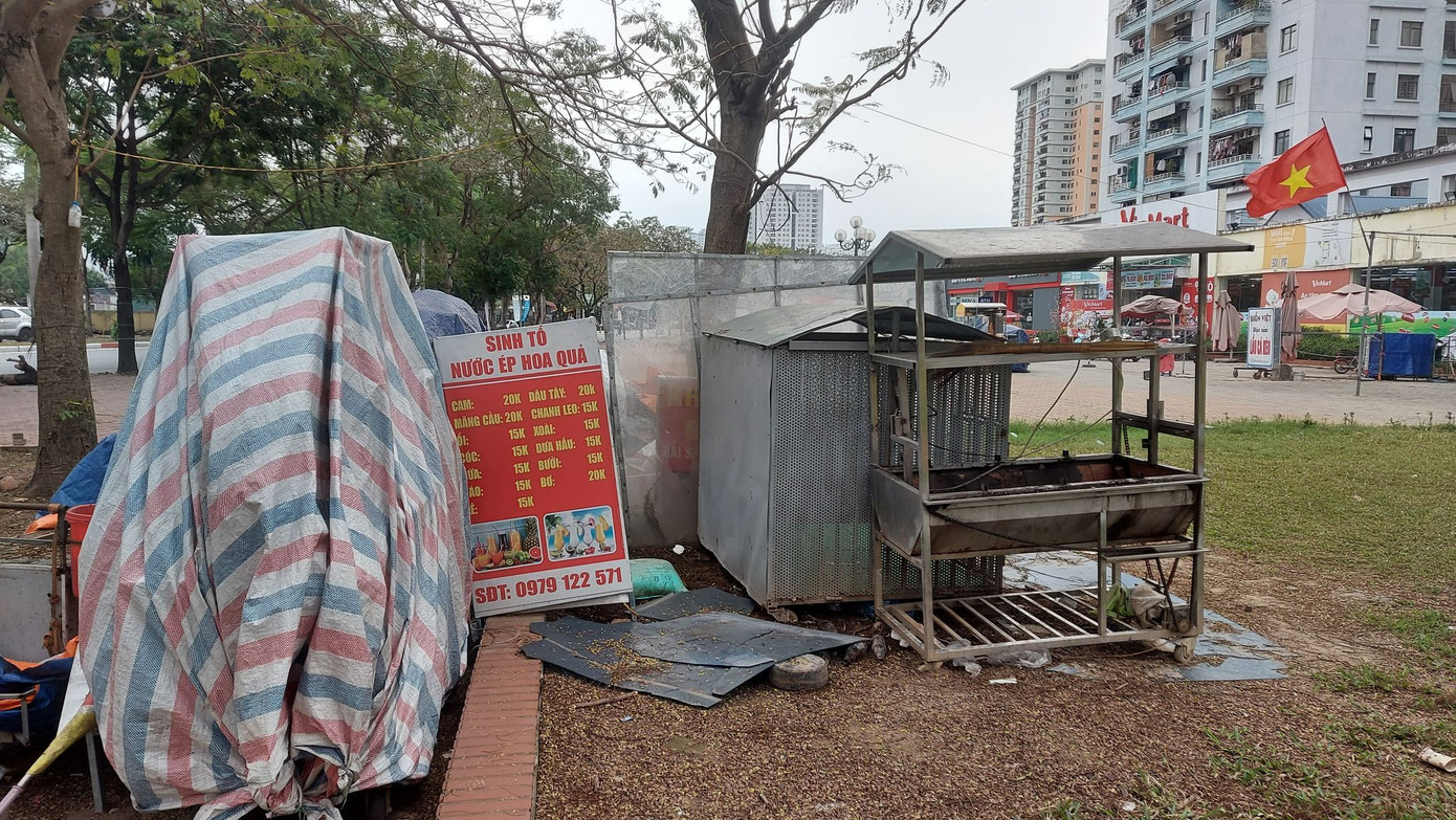 Quán ăn đường phố, trà đá, cà phê vỉa hè Hà Nội đồng loạt 'đắp chiếu' ảnh 3