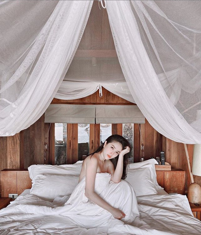 Bảo Thy tung ảnh bán nude gợi cảm trên giường ảnh 1