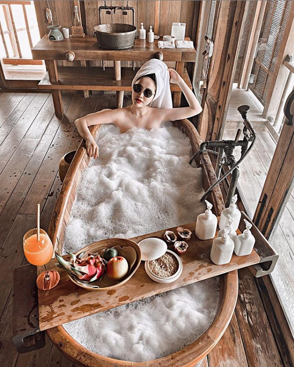 Bảo Thy tung ảnh bán nude gợi cảm trên giường ảnh 2