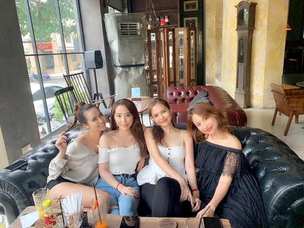 Kỷ niệm 7 năm tình bạn, Huyền Lizzie và Phanh Lee ‘chặt chém’ với đồ bơi siêu bạo ảnh 12