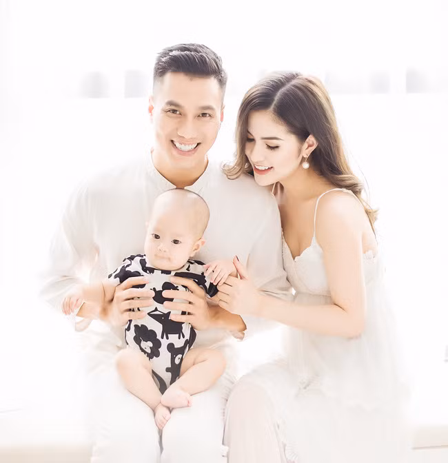 Tung ảnh bikini, vợ cũ Việt Anh bất ngờ được khen 'ăn đứt' Ngọc Trinh ảnh 4