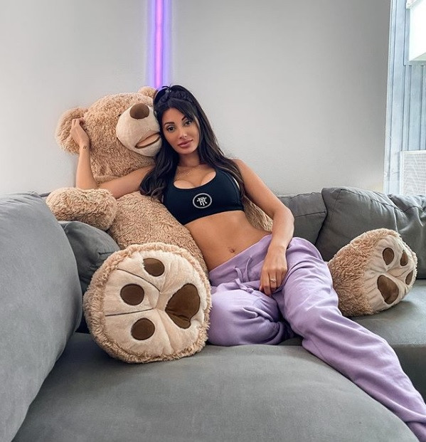 Mỹ nhân ‘Too Hot to Handle’ phô vòng một căng đầy với mốt ‘không nội y’ ảnh 5