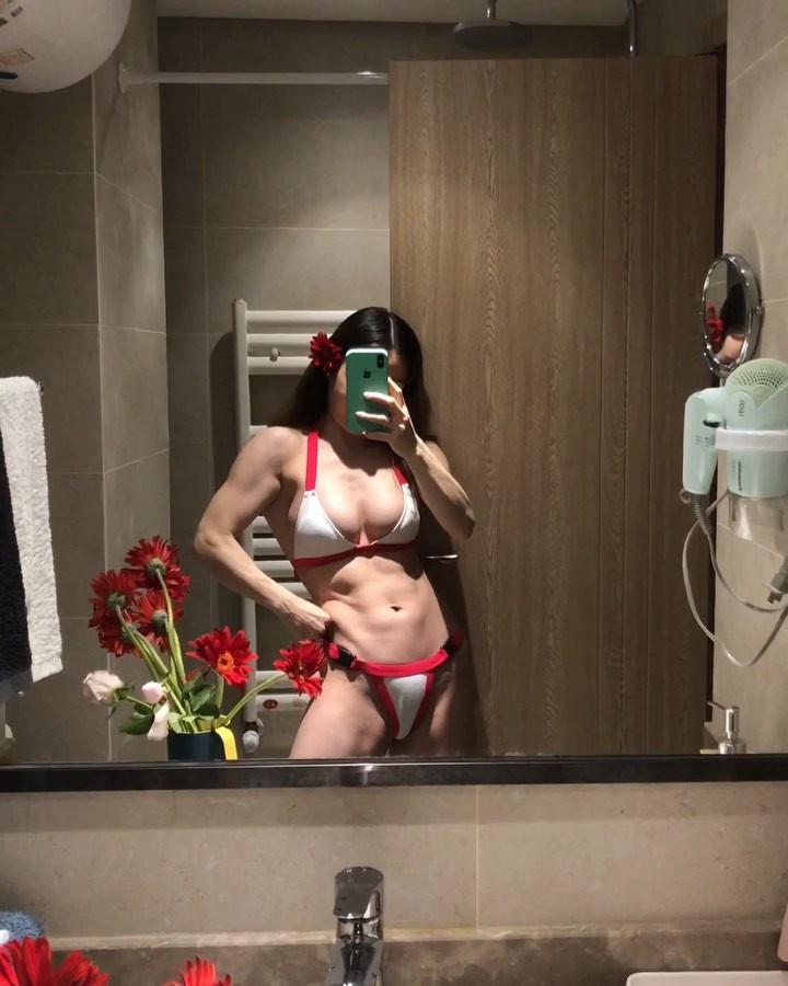 Nữ bác sĩ cơ bắp gây choáng với vòng hai ‘6 múi’ dù mang bầu 5 tháng ảnh 1