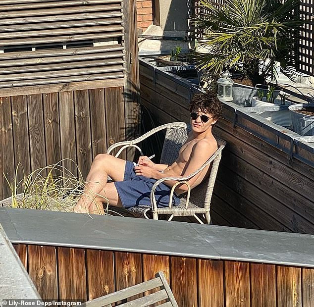 Dẫn bạn gái ‘thả rông’ xuống phố, con trai Johnny Depps bị chỉ trích ảnh 7