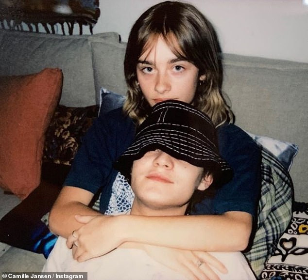 Dẫn bạn gái ‘thả rông’ xuống phố, con trai Johnny Depps bị chỉ trích ảnh 6