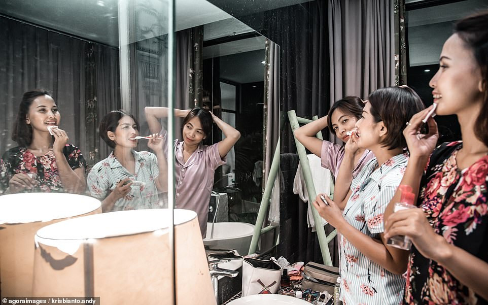 Những bức ảnh ấn tượng nhất về cuộc sống cách ly vì COVID-19 trên toàn cầu ảnh 2