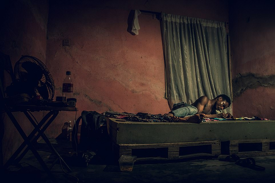 Những bức ảnh ấn tượng nhất về cuộc sống cách ly vì COVID-19 trên toàn cầu ảnh 17