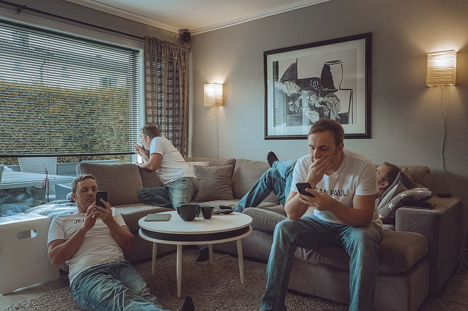 Những bức ảnh ấn tượng nhất về cuộc sống cách ly vì COVID-19 trên toàn cầu ảnh 16