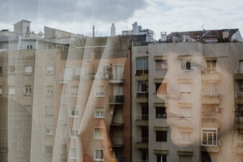 Những bức ảnh ấn tượng nhất về cuộc sống cách ly vì COVID-19 trên toàn cầu ảnh 8