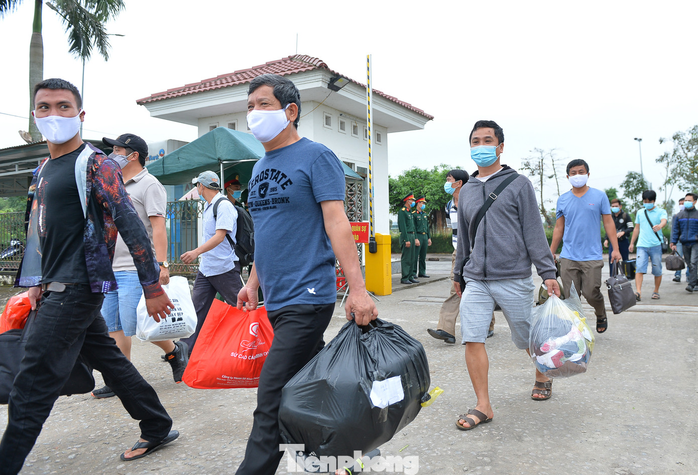 Những công dân đầu tiên ở Nghệ An về nhà khi hết cách ly 14 ngày ảnh 4