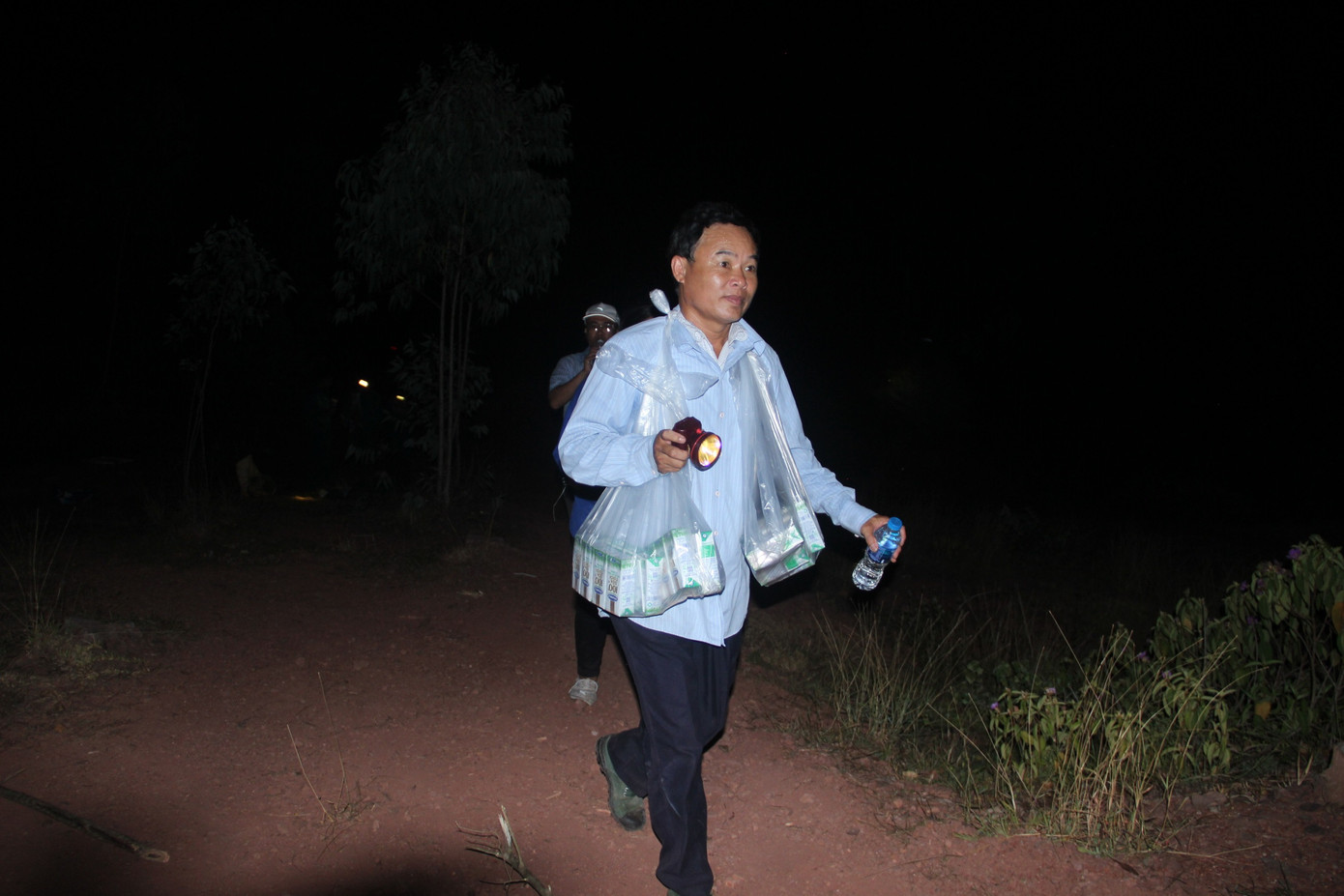 Lên dốc vượt núi tiếp tế lương thực cho lực lượng dập lửa cứu rừng ảnh 9