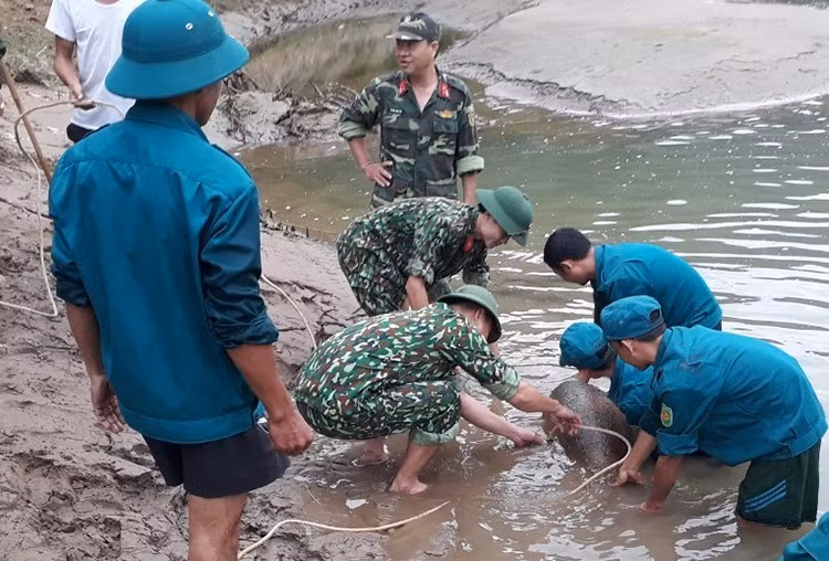 Phát hiện quả bom 'khủng' nặng hơn 300kg dưới sông ảnh 1