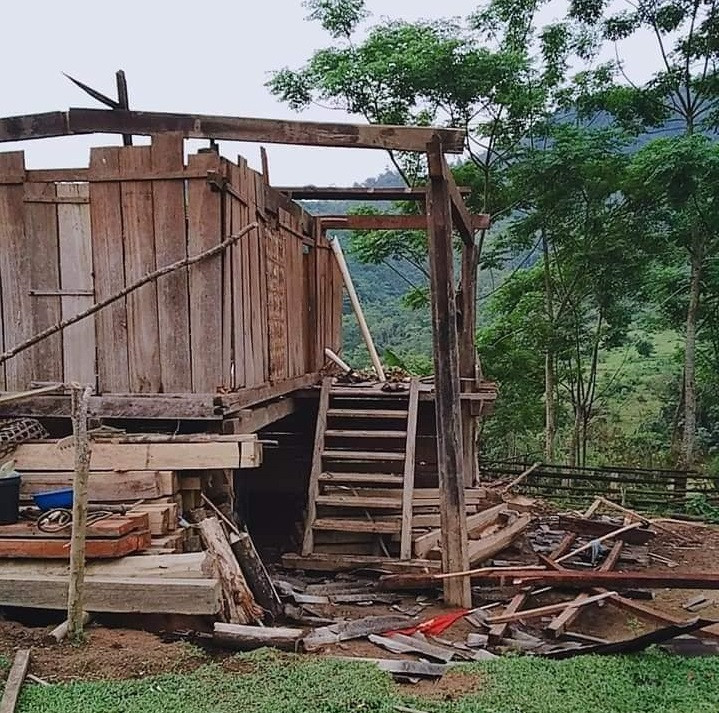 Lốc xoáy cuốn sập nhà, người dân biên giới sống cảnh ‘màn trời chiếu đất’ ảnh 3
