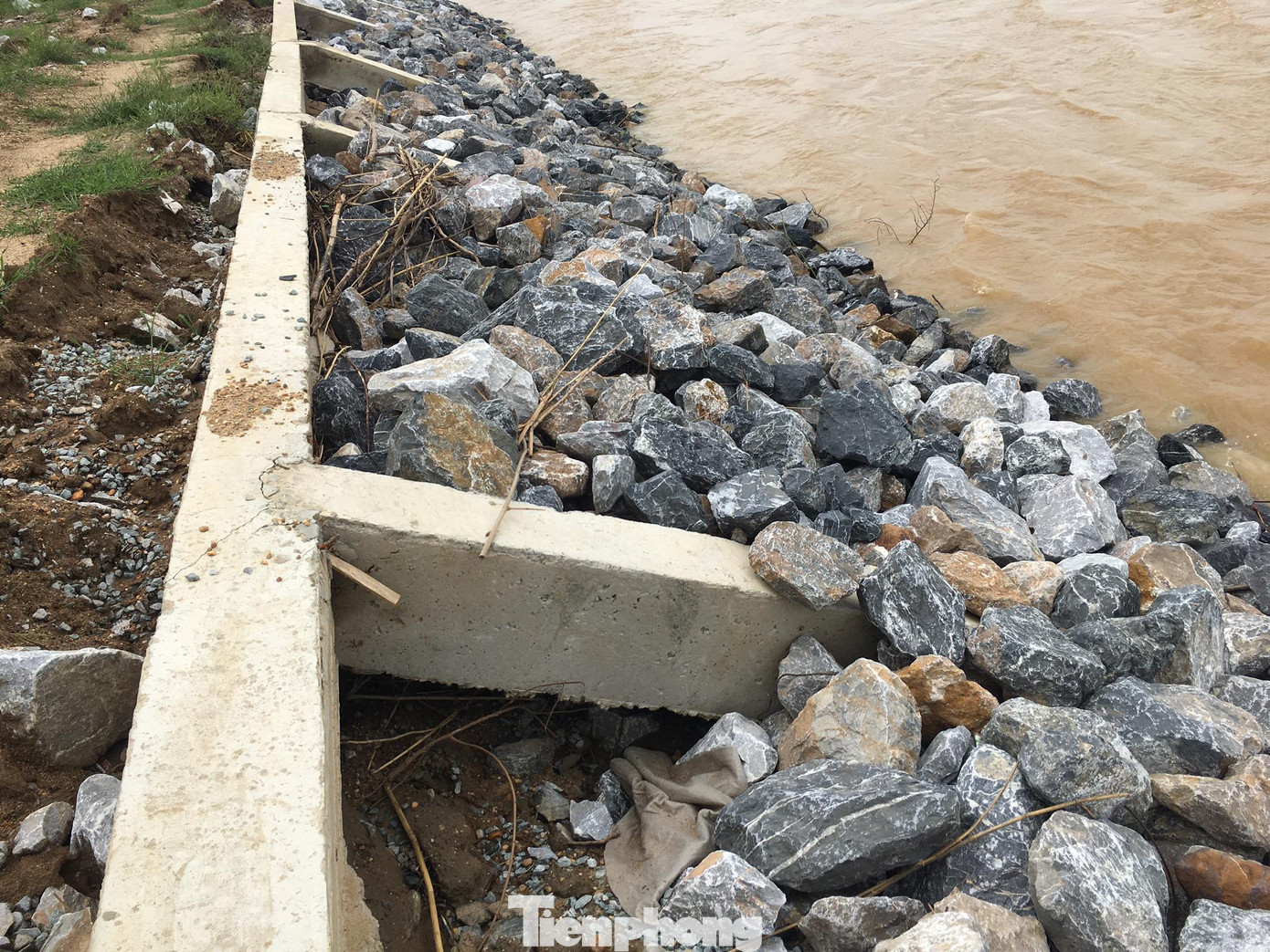 Bờ kè dự án trên 300 tỷ đồng sụt lún, hư hỏng trước khi bão số 7 đổ bộ ảnh 2