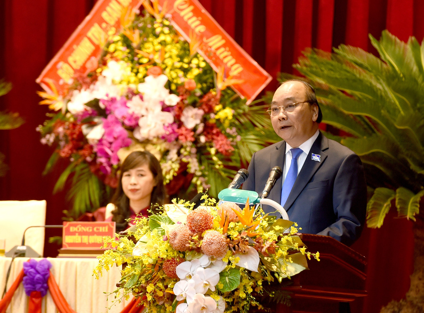 Thủ tướng Nguyễn Xuân Phúc phát biểu tại Đại hội Đảng bộ tỉnh Nghệ An. Thủ tướng Nguyễn Xuân Phúc chỉ ra 8 nhiệm vụ trọng tâm cho Nghệ An ảnh 1