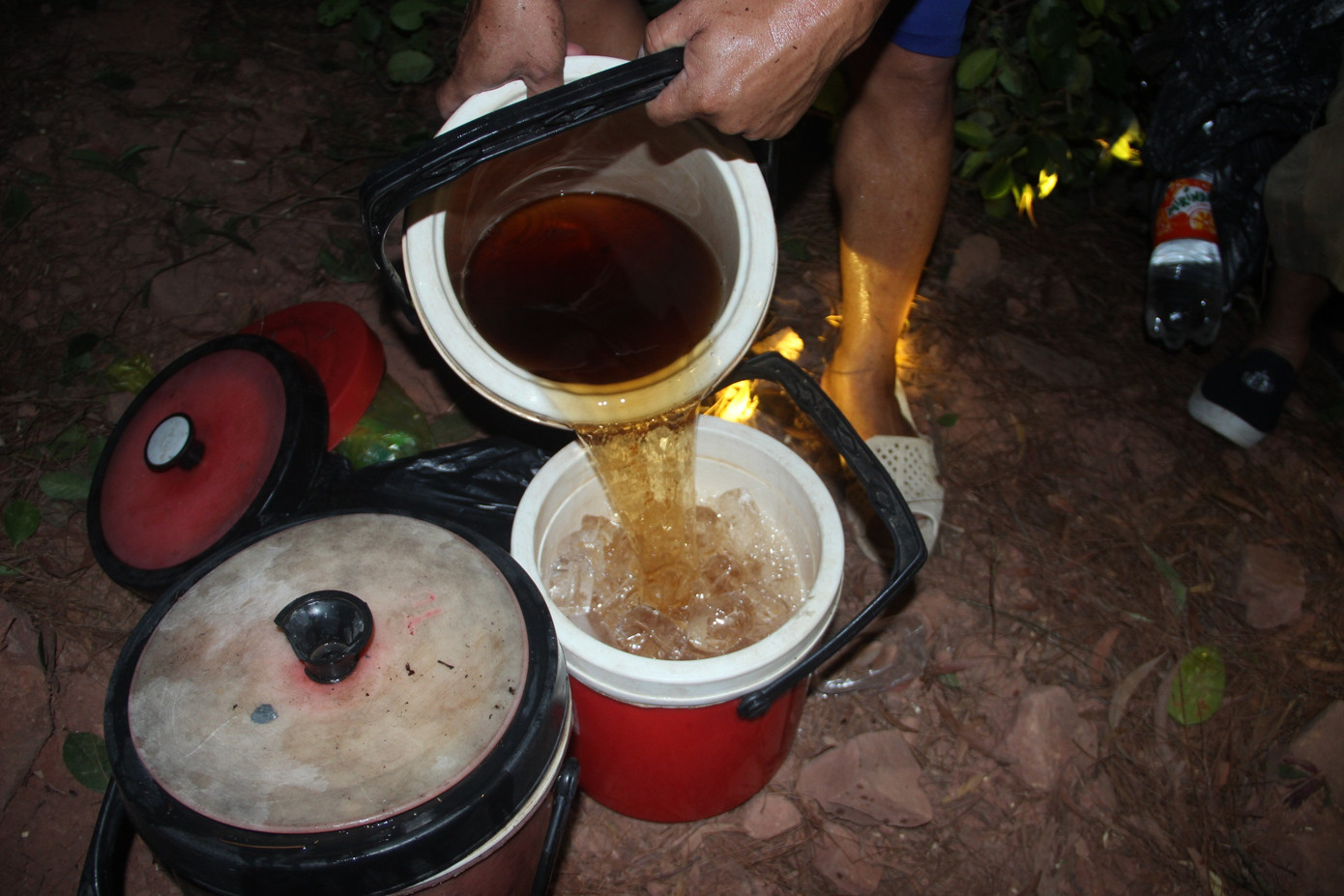 Lên dốc vượt núi tiếp tế lương thực cho lực lượng dập lửa cứu rừng ảnh 12