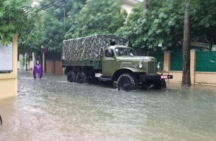 Bộ đội vượt lũ cứu hộ người dân TP Vinh giữa mưa trắng trời ảnh 1