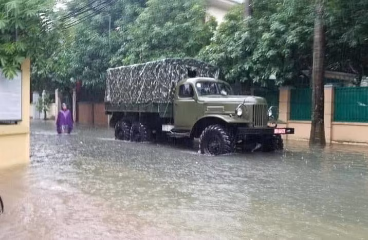 Bộ đội vượt lũ cứu hộ người dân TP Vinh giữa mưa trắng trời ảnh 1