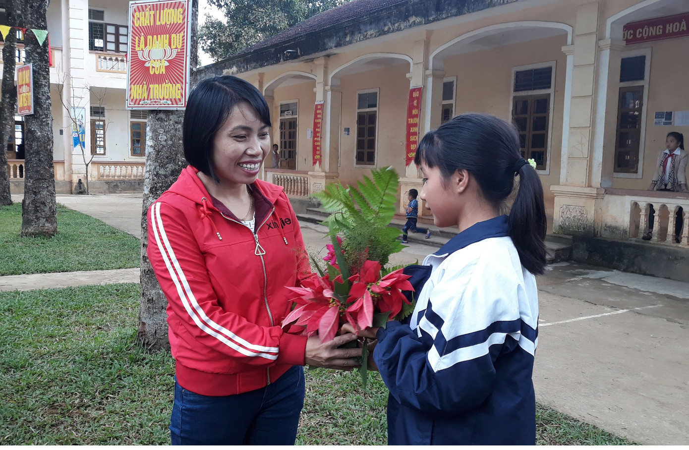 Xúc động học sinh mang hoa rừng, trái dại tặng thầy cô ngày lễ ảnh 4