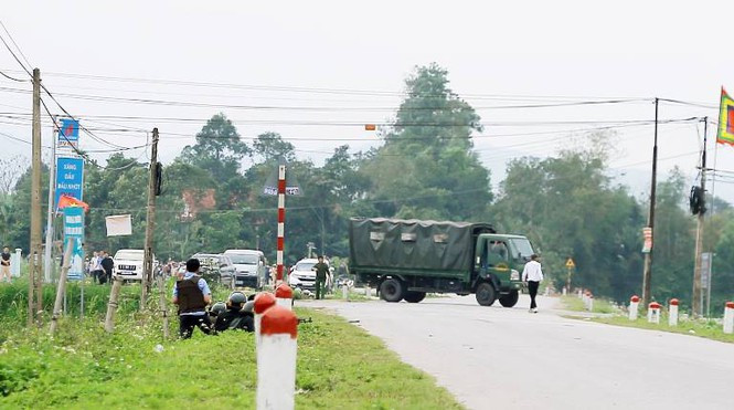 Hoãn phiên tòa xử 4 đối tượng vận chuyển ma túy ôm súng cố thủ trong xe ảnh 3