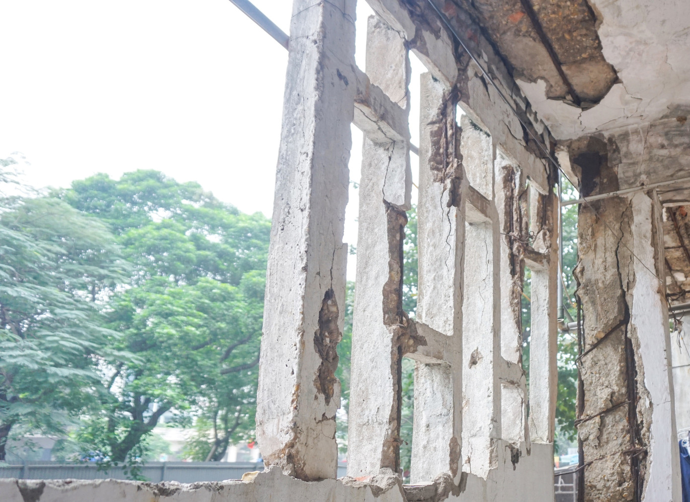 Chung cư nứt toác, hàng ngàn cư dân di dời khẩn cấp ảnh 10