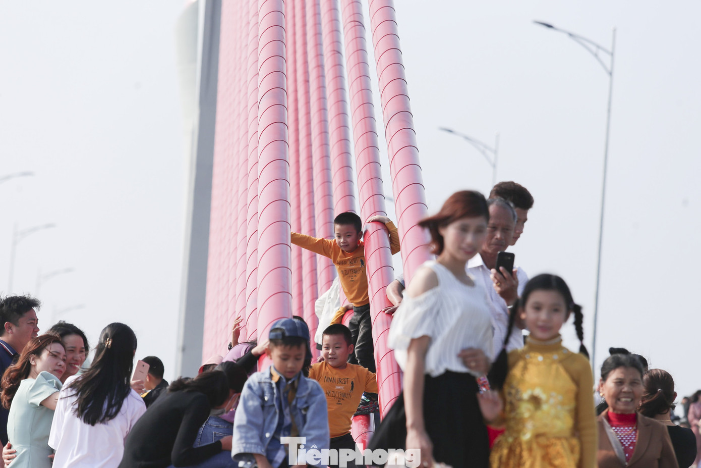 Bất chấp nguy hiểm, người dân đu dây văng trên cầu 950 tỷ đồng để chụp ảnh ảnh 7