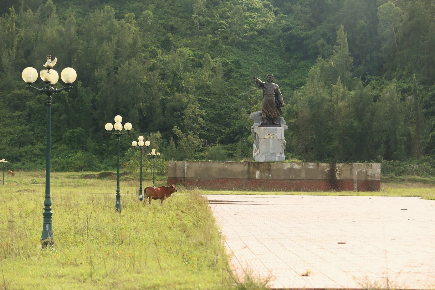 Nhếch nhác tượng đài hơn 40 tỷ bỏ hoang thành nơi chăn thả bò ảnh 2