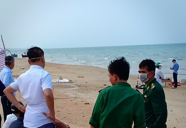 Phát hiện thi thể người đàn ông trôi dạt vào bờ biển Hà Tĩnh ảnh 1