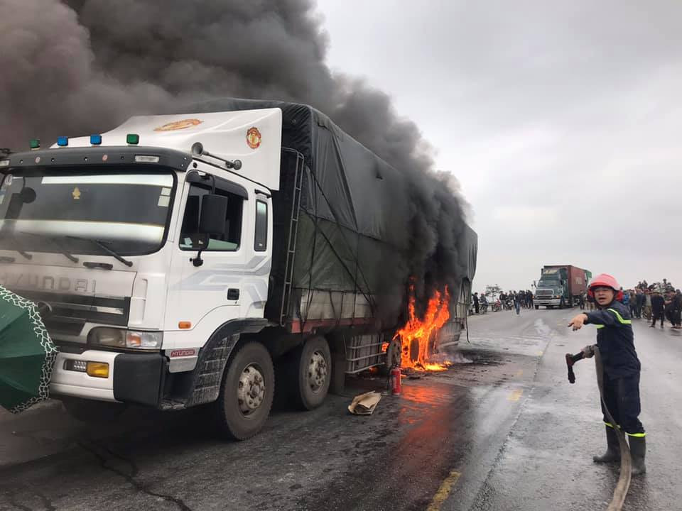 Xe tải bốc cháy khi lưu thông trên đường tránh Vinh ảnh 1