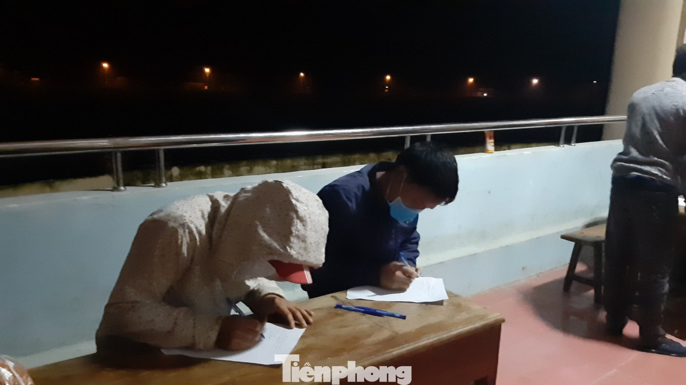 Trắng đêm đón công dân về nước tránh dịch COVID-19 ảnh 3