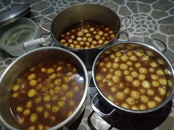 Người dân thâu đêm đỏ lửa luộc bánh chưng gửi vào khu cách ly tập trung ảnh 6