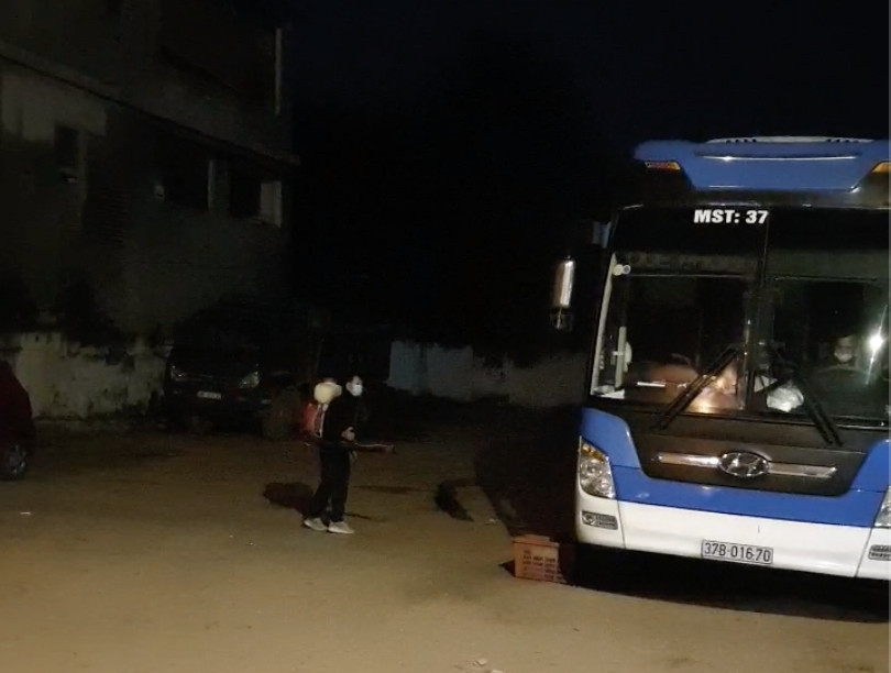 Chặn bắt xe khách chở người trốn ra khỏi vùng dịch trong đêm ảnh 1