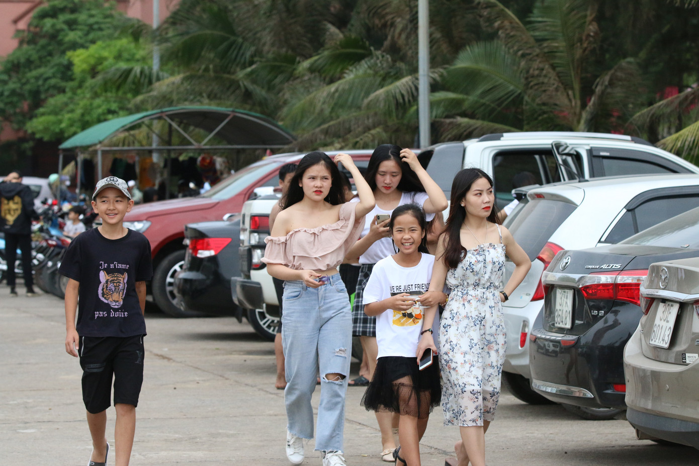 Biển Cửa Lò chật kín người ngày nghỉ lễ ảnh 2