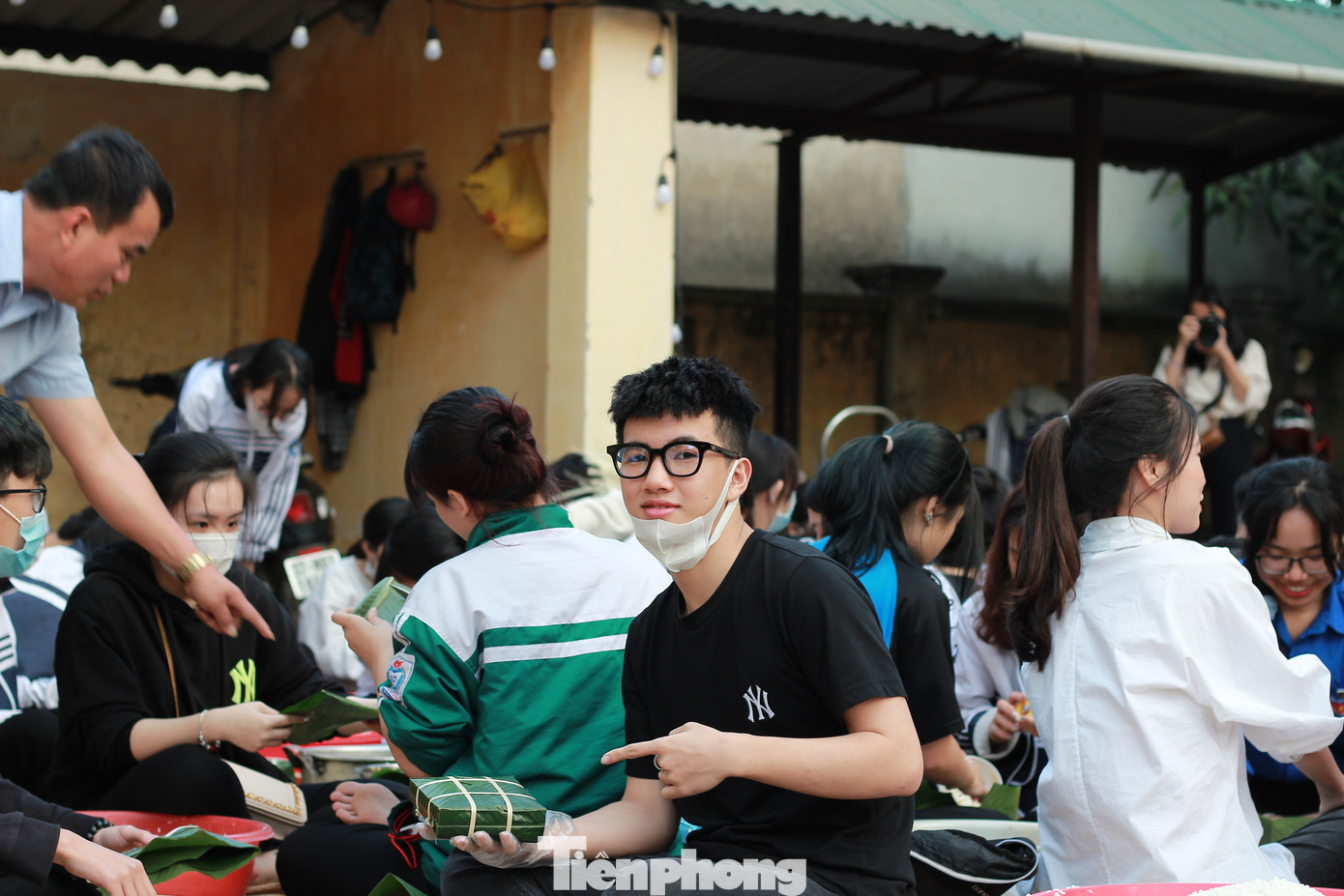 Học sinh Nghệ An mang hương vị tết đến với bệnh nhân nghèo ảnh 8