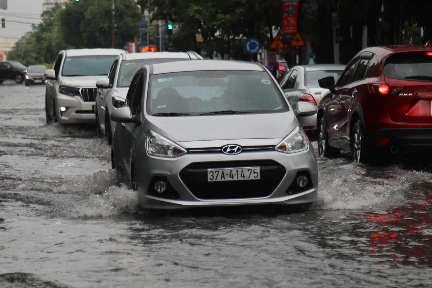 Mưa lớn, nhiều tuyến đường ở thành phố Vinh ngập sâu ảnh 3