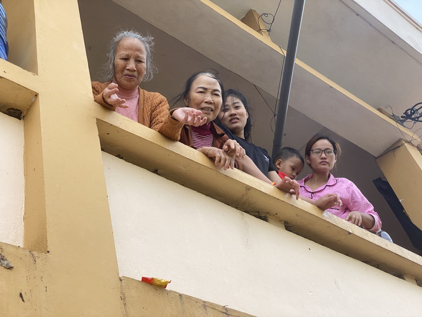 Sống trên nóc nhà, người dân Quảng Bình khắc khoải chờ lũ rút ảnh 9