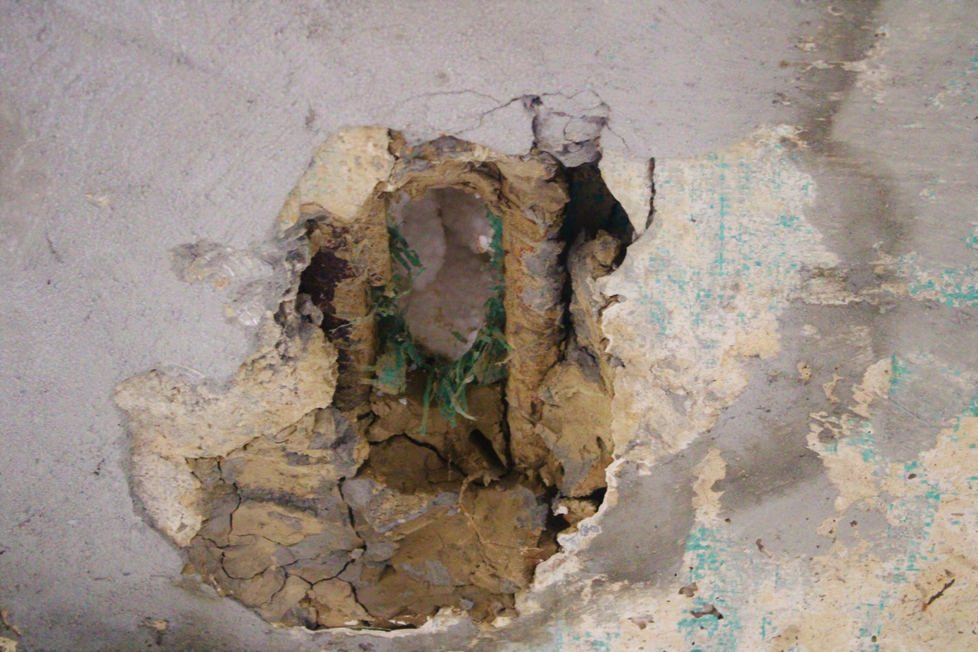 Cận cảnh cầu tiền tỷ bong tróc để lộ xốp, thép hoen gỉ ra ngoài ảnh 12